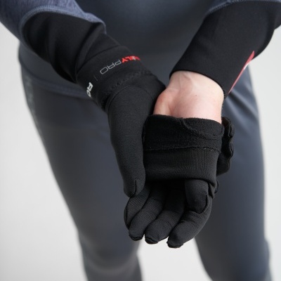 Luvas pretas com textos WAY PRO e PRO em pessoa vestindo roupa cinza e preta