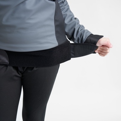 camisola técnica cinza com ajuste em velcro preto e leggings pretas