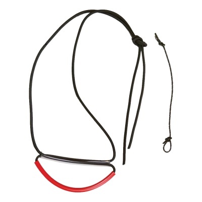 Colar com fita tubular vermelha e preta em fundo branco