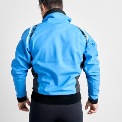 Casaco desportivo azul com detalhes pretos, usado por trás