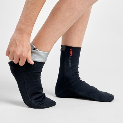 Meias pretas térmicas HOTSOCKS com interior cinza num fundo branco