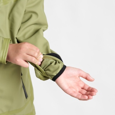 casaco verde claro com punho ajustável em velcro