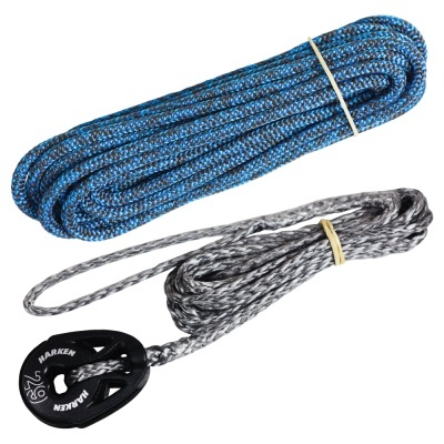 Dois cordões desportivos, azul e cinzento, com bloqueador preto