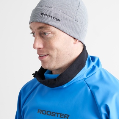 Homem com gorro cinzento e roupa desportiva azul com palavra ROOSTER