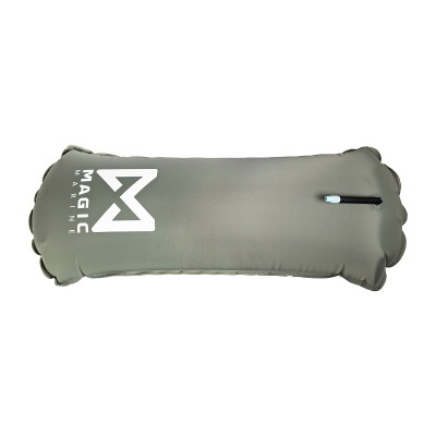 Colchão insuflável verde-oliva com logo MAGINC OUTDOORS e válvula preta