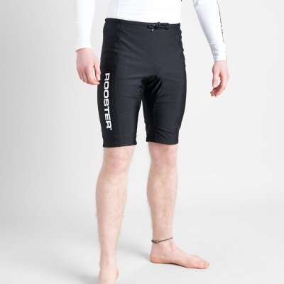 Calções pretos com texto ROOSTER na perna esquerda usados por modelo