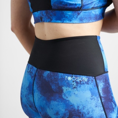 Conjunto desportivo azul com preto mostrando top e leggings com logótipo rooster.