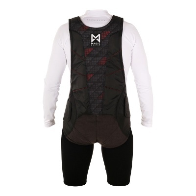 Colete de ciclismo preto com logotipo MAGIC nas costas sobre camisa branca e calções pretos