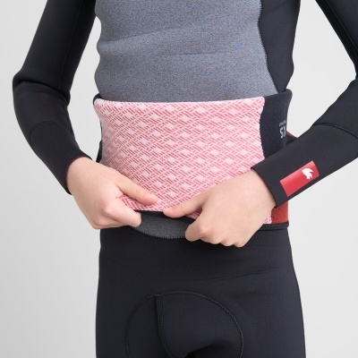 Pessoa a vestir fato de neoprene e faixa elástica vermelha e rosa com padrão