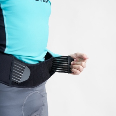 Cinta de suporte preta ajustável usada com roupa desportiva azul e cinza