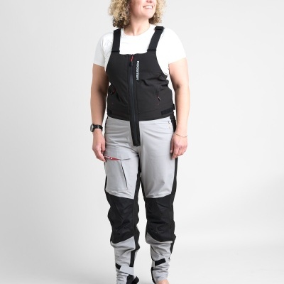 Mulher vestindo macacão de trabalho cinza e preto em fundo branco
