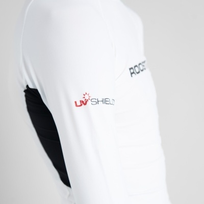 Camisola branca com painéis pretos e texto UV SHIELD na manga