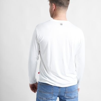 Homem de costas com camisola branca de manga comprida e calças de ganga azuis.