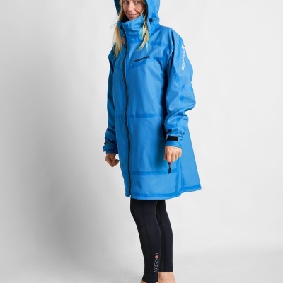 Casaco impermeável azul com capuz da marca PROLIMIT e leggings pretas com palavra RESCUE.