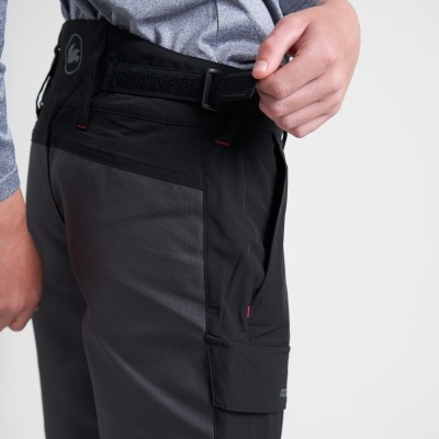 Calças bicolores cinza e preto com bolso lateral e cinto preto, com camisa cinza