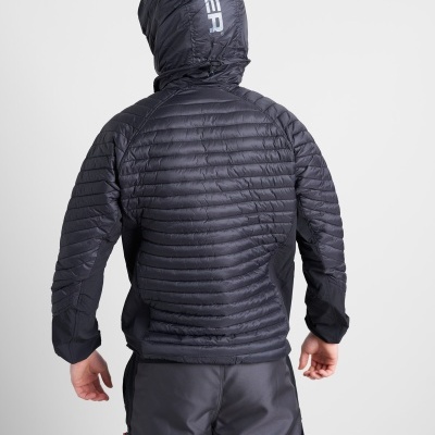 Casaco preto acolchoado com capuz e impressão branca