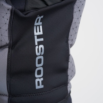 Roupa desportiva preta e cinzenta com texto ROOSTER