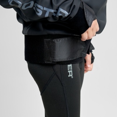 Pessoa vestindo leggings pretas e casaco preto com texto ROOSTER em cinza.