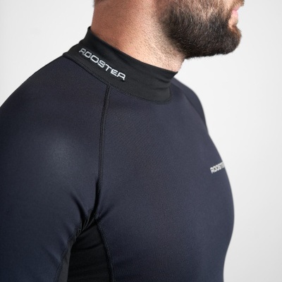 Homem com camisa preta gola alta com escrita ROOSTER branca