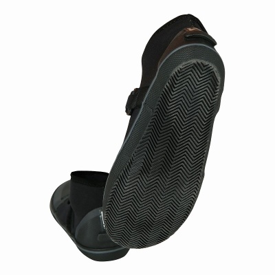 Sandália preta com sola antiderrapante em padrão ziguezague