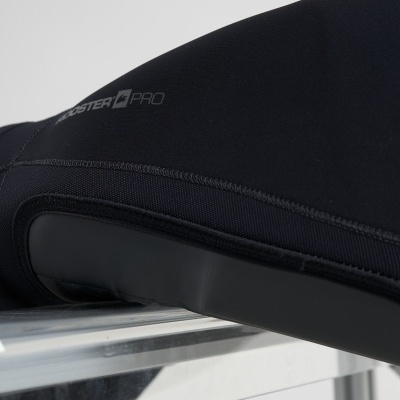 Banco de bicicleta preto com texto BOOSTER PRO