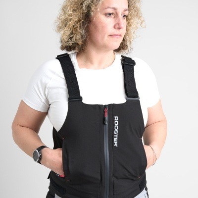 Mulher a usar colete preto com fecho à frente e alças largas ajustáveis