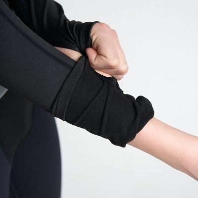 Pessoa a puxar a manga preta elástica apertada no pulso