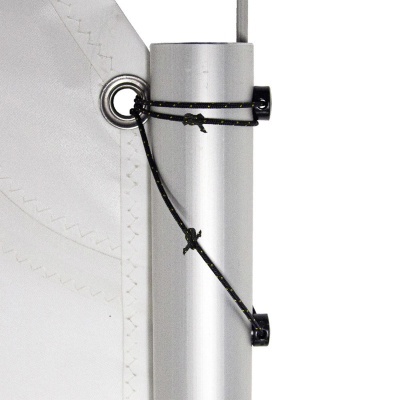 Parte de vela branca com ilhó metálico e poste prateado com cabos pretos