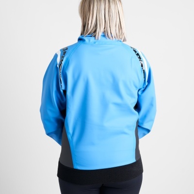 Casaco desportivo azul com detalhes em branco e preto visto de costas