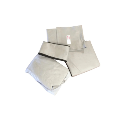 Conjunto de cama cinzenta dobrada com etiqueta VZ