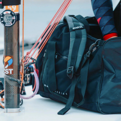 Mala de viagem preta com texto PARIS e MARINE junto a cabos e equipamento de barco