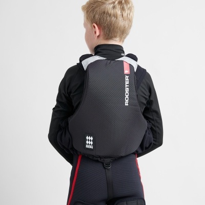 Colete protetor preto para criança com etiquetas ROOSTER e ESSEX, roupa preta e riscas vermelhas, fundo branco.