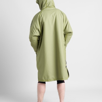 Casaco verde oliva com capuz mostrado de costas