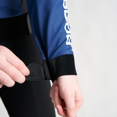 Manga azul com fecho de velcro preto ajustável e texto branco ROOSE