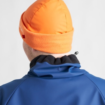 Gorro laranja com tecido polar e liso usado por pessoa de costas com camisola azul