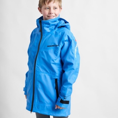 Casaco azul brilhante com fecho de correr e capuz usado por menino