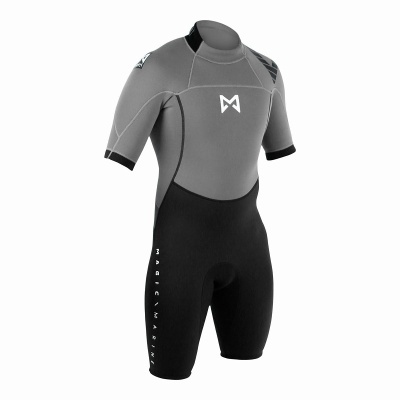 fato de surf curto em neopreno cinza e preto com logótipo M e texto MADE IN MASA