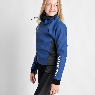 Menina com casaco desportivo azul e calças pretas num fundo branco