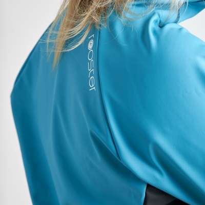 Casaco azul com capuz e texto 'booster' no ombro