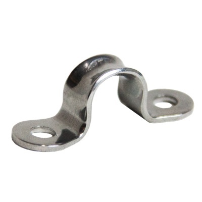 Abraçadeira metálica com duas abas e dois furos para fixação