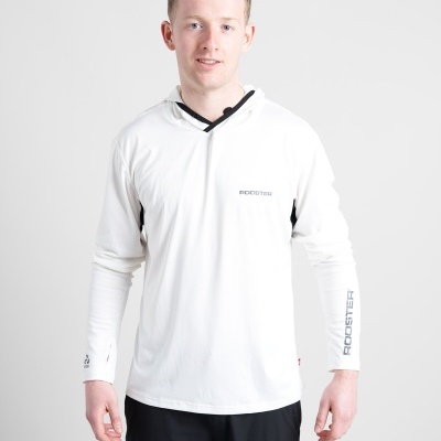Homem a usar camisola branca de manga comprida com capuz e inscrições ROOSTER.