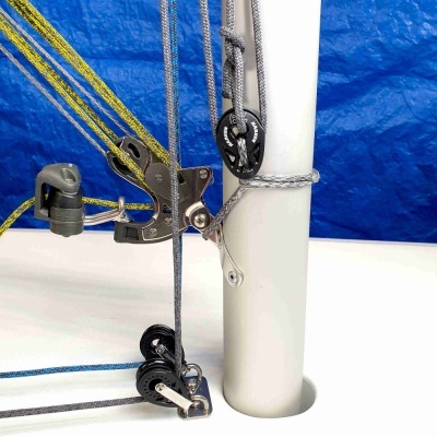 Equipamento de veleiro com polias, cordas coloridas e mastro branco