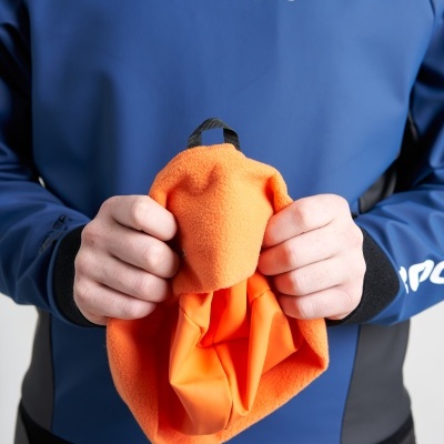 Touca laranja segurada por pessoa vestindo top azul ROOSTER