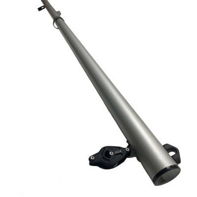 Barra metálica cinzenta com suporte preto 'LEICA' sobre fundo branco