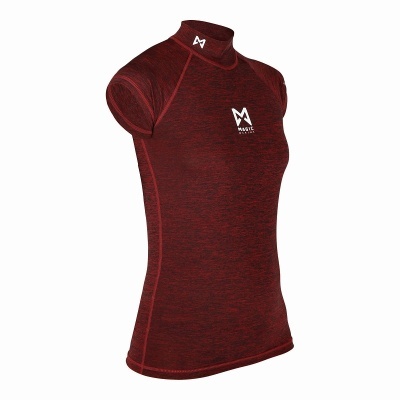 Camisola técnica vermelha escura de manga curta e gola alta com logo branco