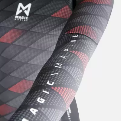 Volante para carro preto com padrão geométrico e textos MAGIC MARINE