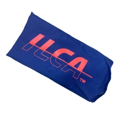 Bolsa azul com logo ILGA em vermelho