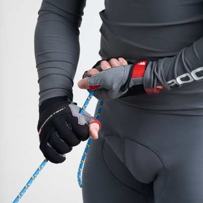 Mãos com luvas desportivas segurando corda colorida