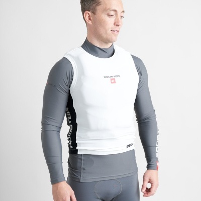 Colete branco e cinza de material elástico com texto 'PROGATTER' usado por homem em roupa desportiva cinza