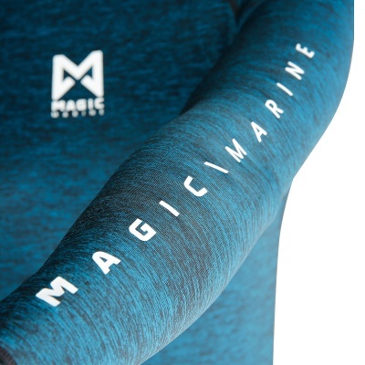 Fato de mergulho azul com texto branco 'MAGIC MARINE' na manga e peito